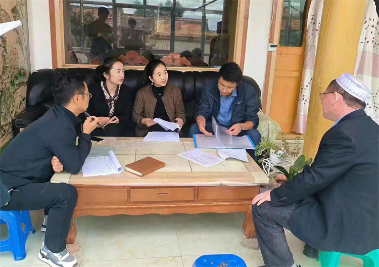 臨潭縣卓洛鄉(xiāng)紀(jì)委工作人員在下園子村農(nóng)戶家中了解在發(fā)放大病救助補(bǔ)助資金中是否存在落實(shí)不及時(shí)、不到位等作風(fēng)方面的問(wèn)題。.jpg