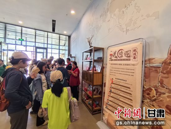 近日，玉門關(guān)遺址景區(qū)開啟了一場精彩紛呈的玉關(guān)詩詞挑戰(zhàn)賽，吸引眾多游人參與其中。玉門關(guān)遺址景區(qū)供圖