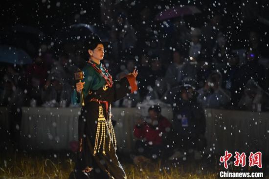 圖為2024年8月6日晚大賽現(xiàn)場模特進(jìn)行比賽。李亞龍 攝