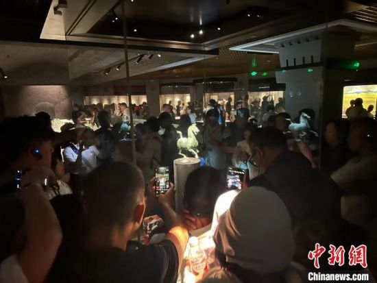 8月17日至23日，“濃濃民族情 兩岸一家親”臺灣同胞參訪團(tuán)甘肅行交流活動在甘肅展開。圖為臺胞參觀甘肅省博物館。中新社記者 閆姣 攝