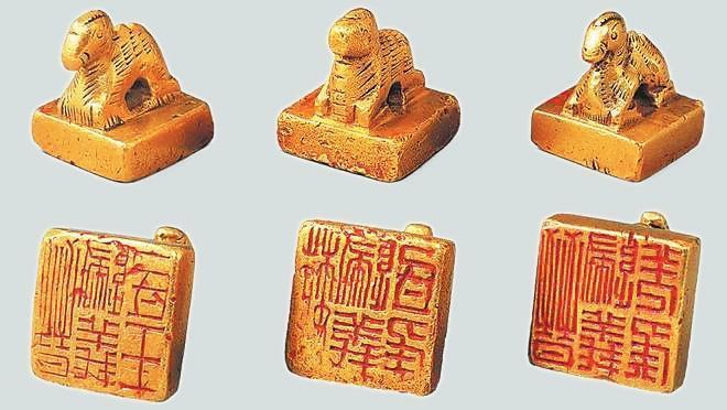從左至右依次為“晉歸義羌侯”金印、“晉歸義氐王”金印、“魏歸義氐侯”金印