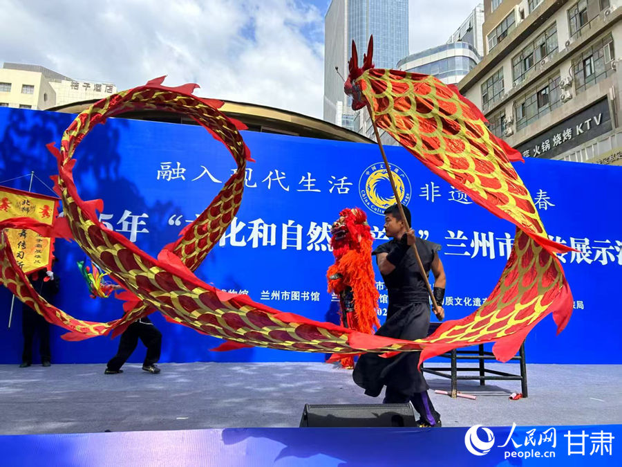 柴宗峰在2025年“文化和自然遺產(chǎn)日”蘭州市非遺宣傳展示活動(dòng)中表演舞獅。人民網(wǎng)記者 焦隆攝