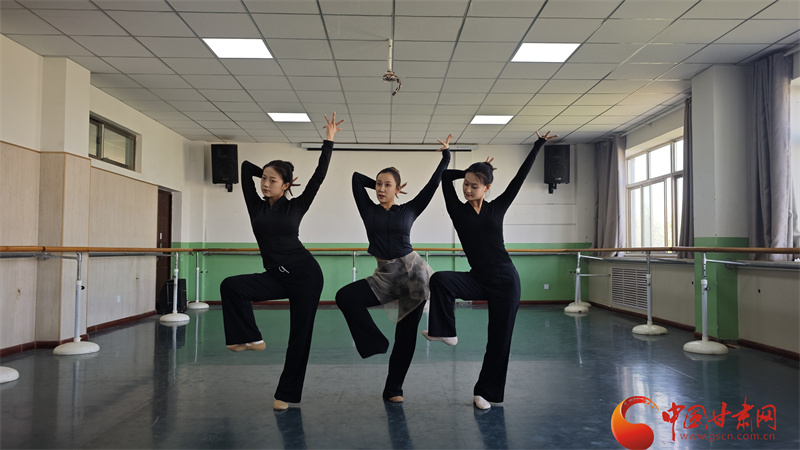 舞從敦煌來(lái) 袖拂千年色