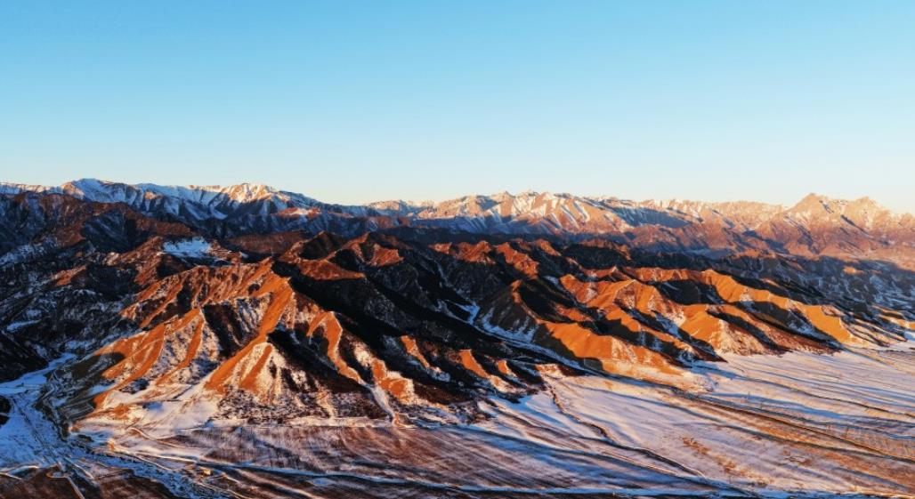 祁連山下扁都口 雪霽群峰似丹青