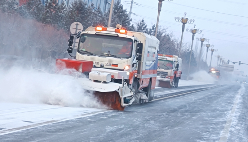 新年降瑞雪 嘉峪關(guān)公路人迅速除雪保節(jié)日出行安全