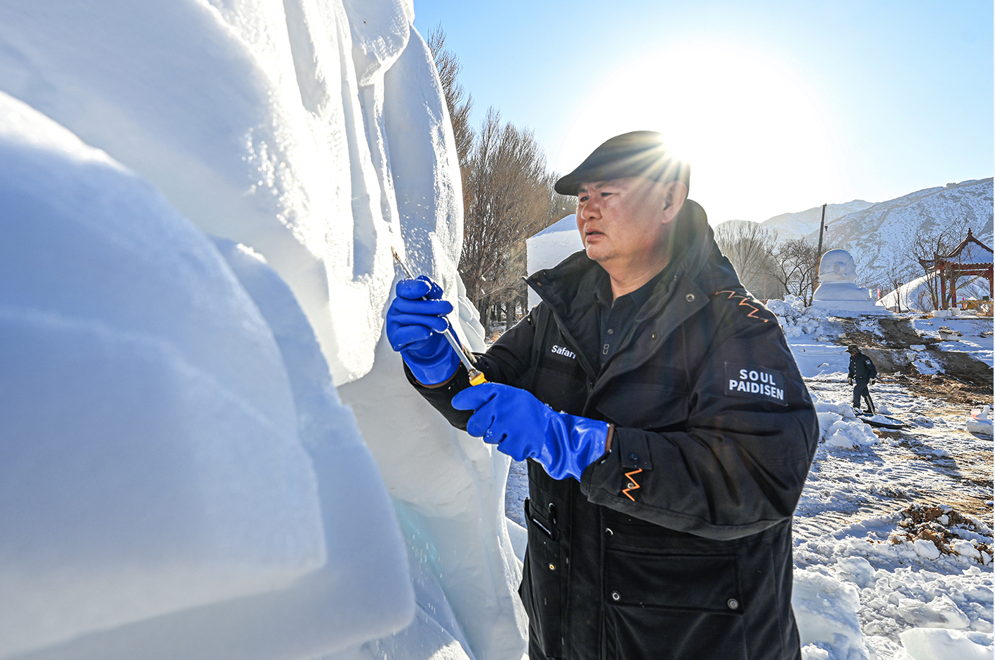 長城腳下雪雕展 馬年新春獻“賀禮”